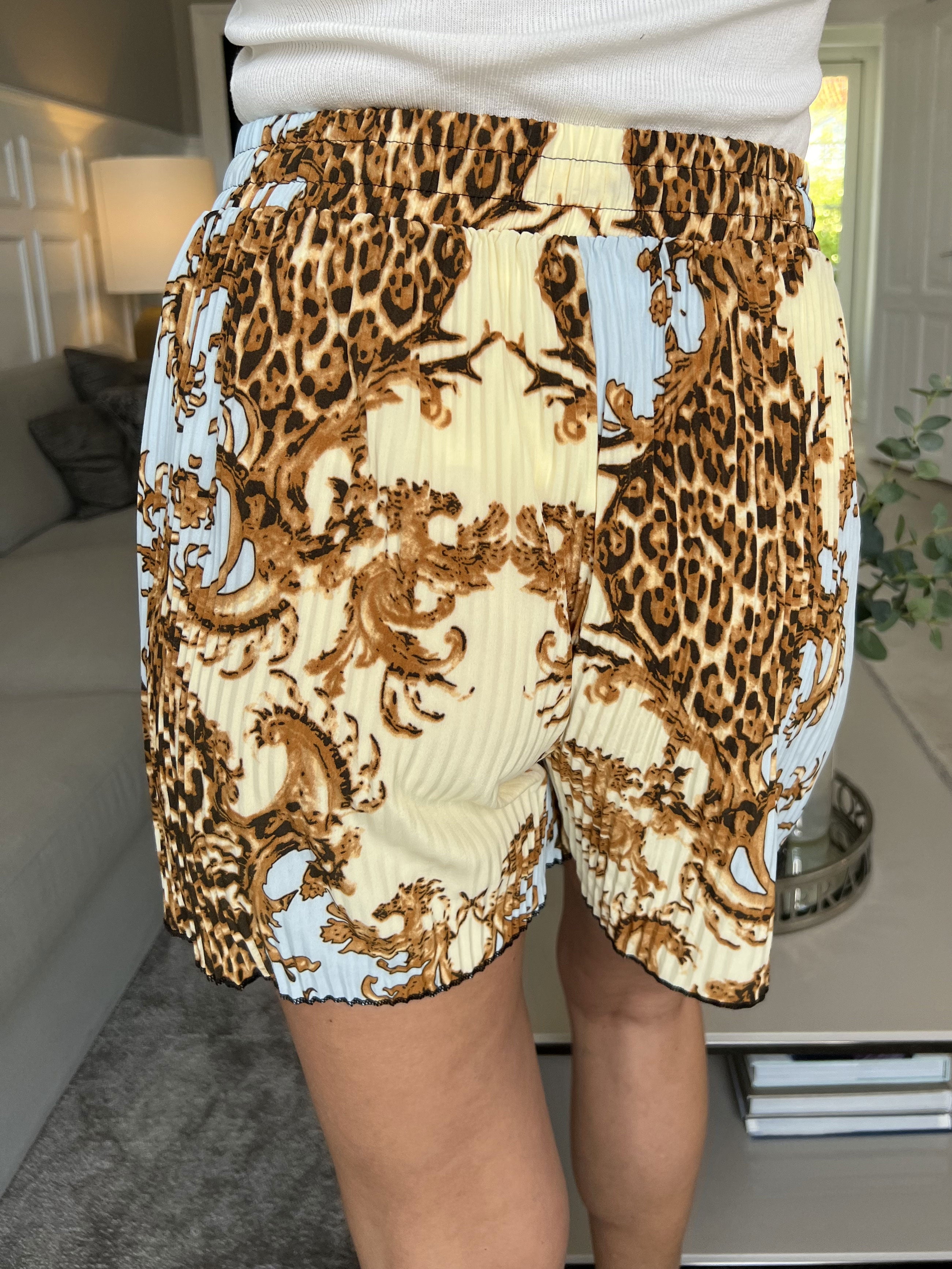 Sophia Short - Söta plisserade shorts med resår i midjan - Light blue